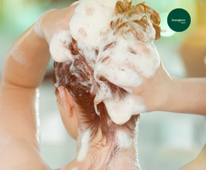 Thay đổi thói quen gội đầu giúp chăm sóc tóc uốn không bị khô xơ hiệu quả